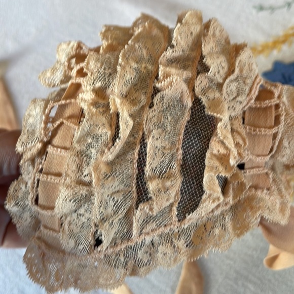 Antique lace and ribbon christening bonnet, ribbon ties under chin and in back - Picture 7 of 11